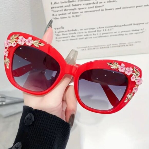 NEW Retro 50\'s Red Flower Accented Cat\'s Eye Sunglasses